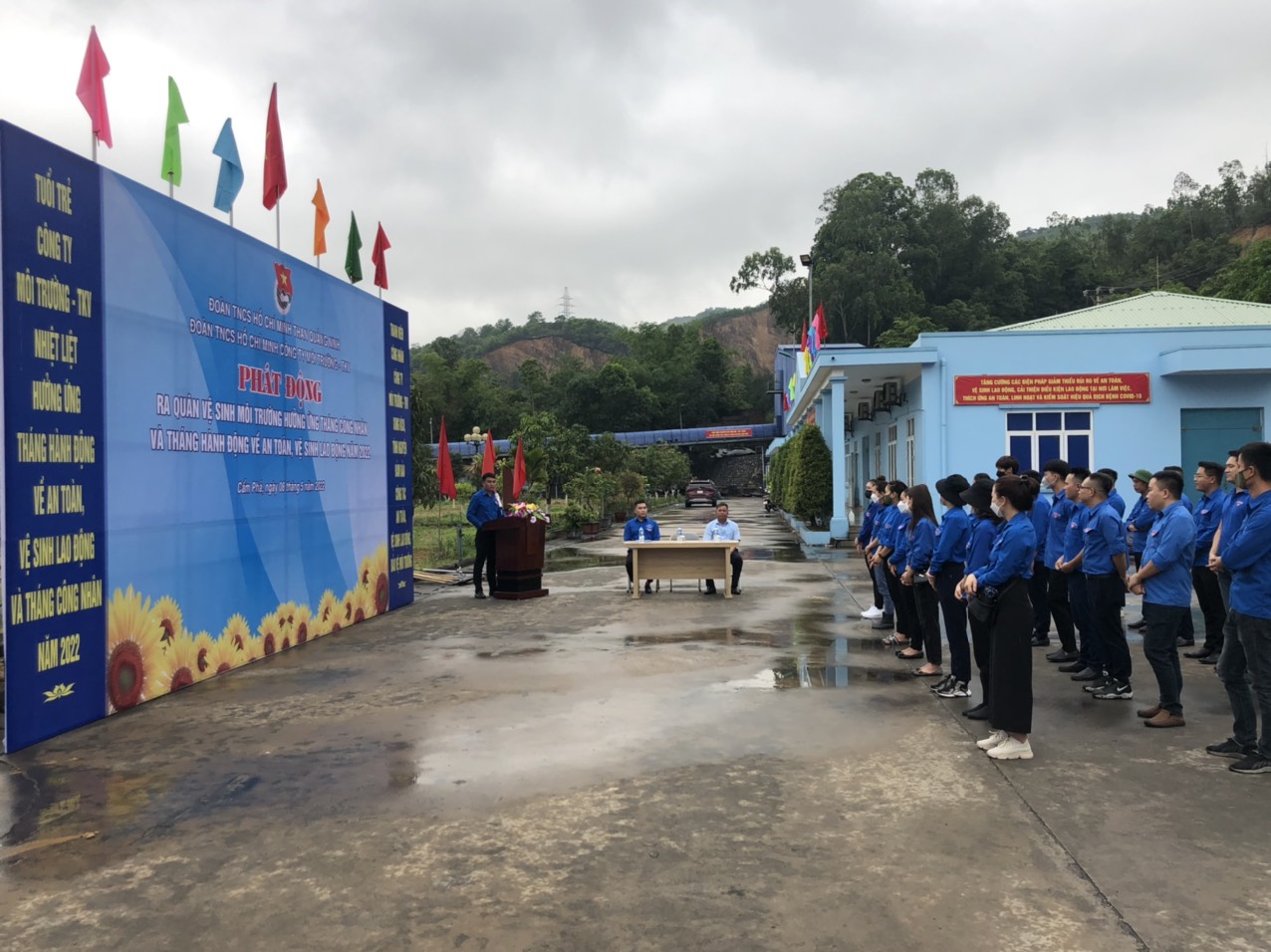ĐOÀN TN CÔNG TY MÔI TRƯỜNG - TKV TRIỂN KHAI CÁC HOẠT ĐỘNG HƯỞNG ỨNG THÁNG CÔNG NHÂN, THÁNG HÀNH ĐỘNG VỀ ATVSLĐ.