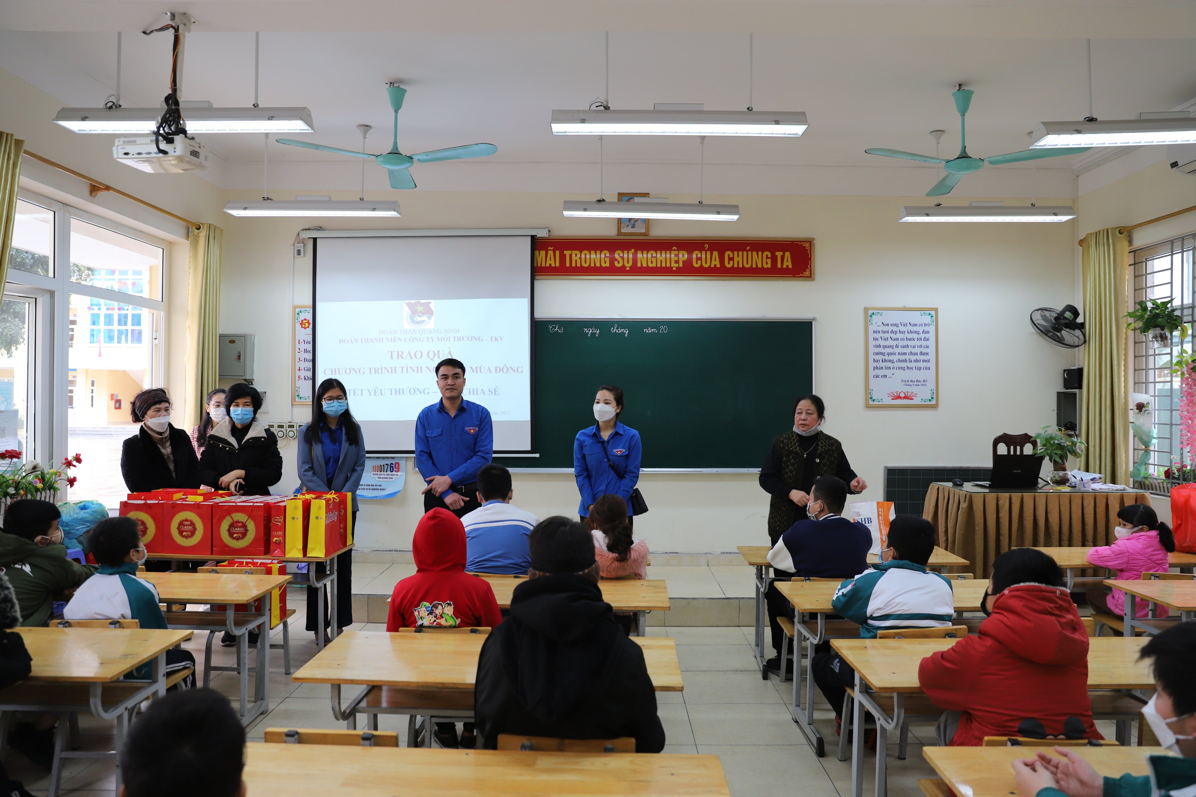 ĐTN CÔNG TY MÔI TRƯỜNG - TKV TẶNG QUÀ TẾT CHO TRẺ EM TÀN TẬT, MỒ CÔI VÀ CÓ HOÀN CẢNH KHÓ KHĂN