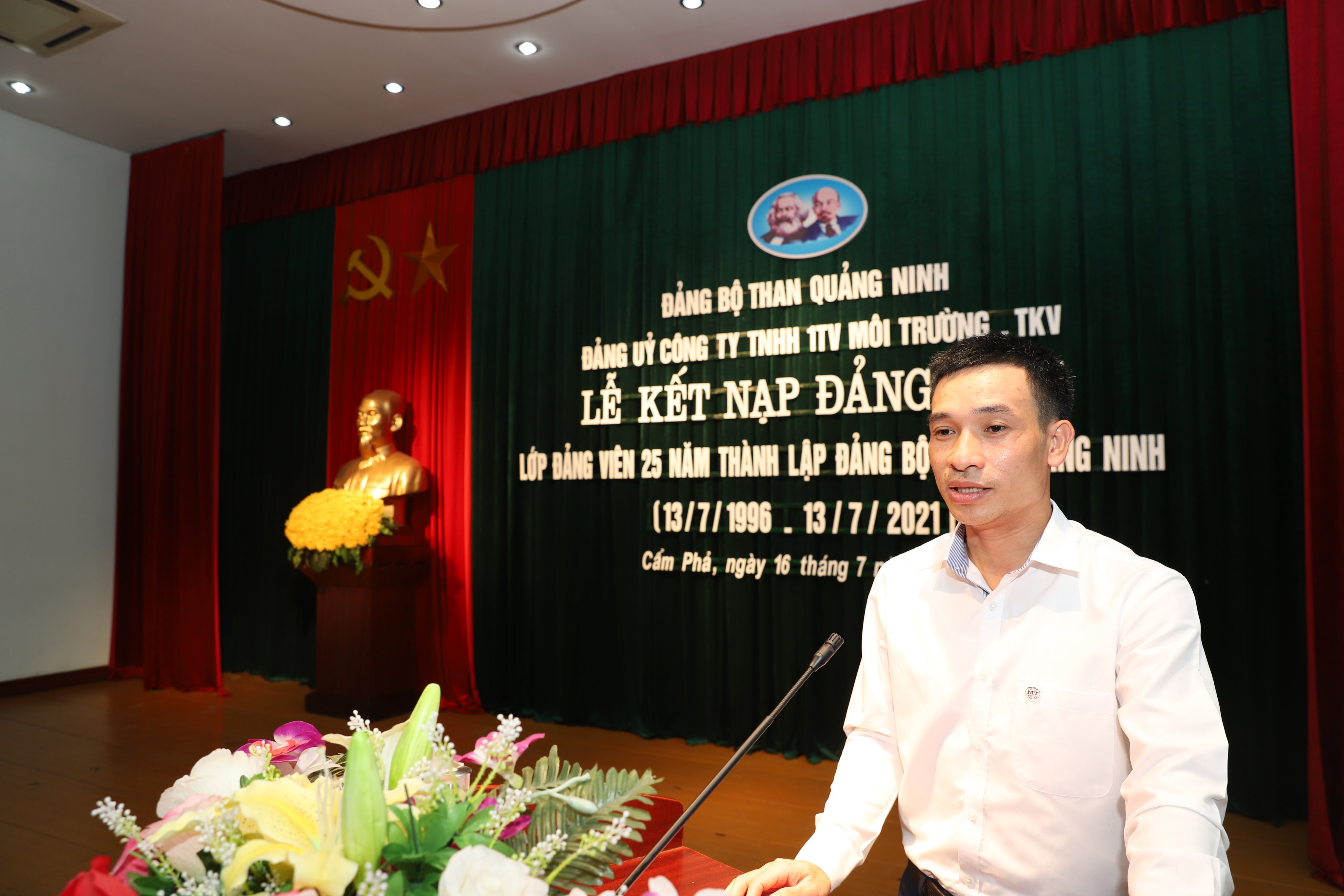 ĐẢNG ỦY CÔNG TY MÔI TRƯỜNG TỔ CHỨC KẾT NẠP ĐẢNG VIÊN